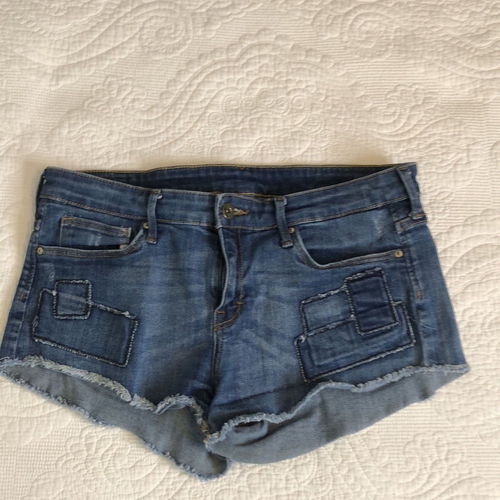 H&M women's blue/navy denim shorts with patchwork details and frayed hem Size 8 - Picture 6 of 9